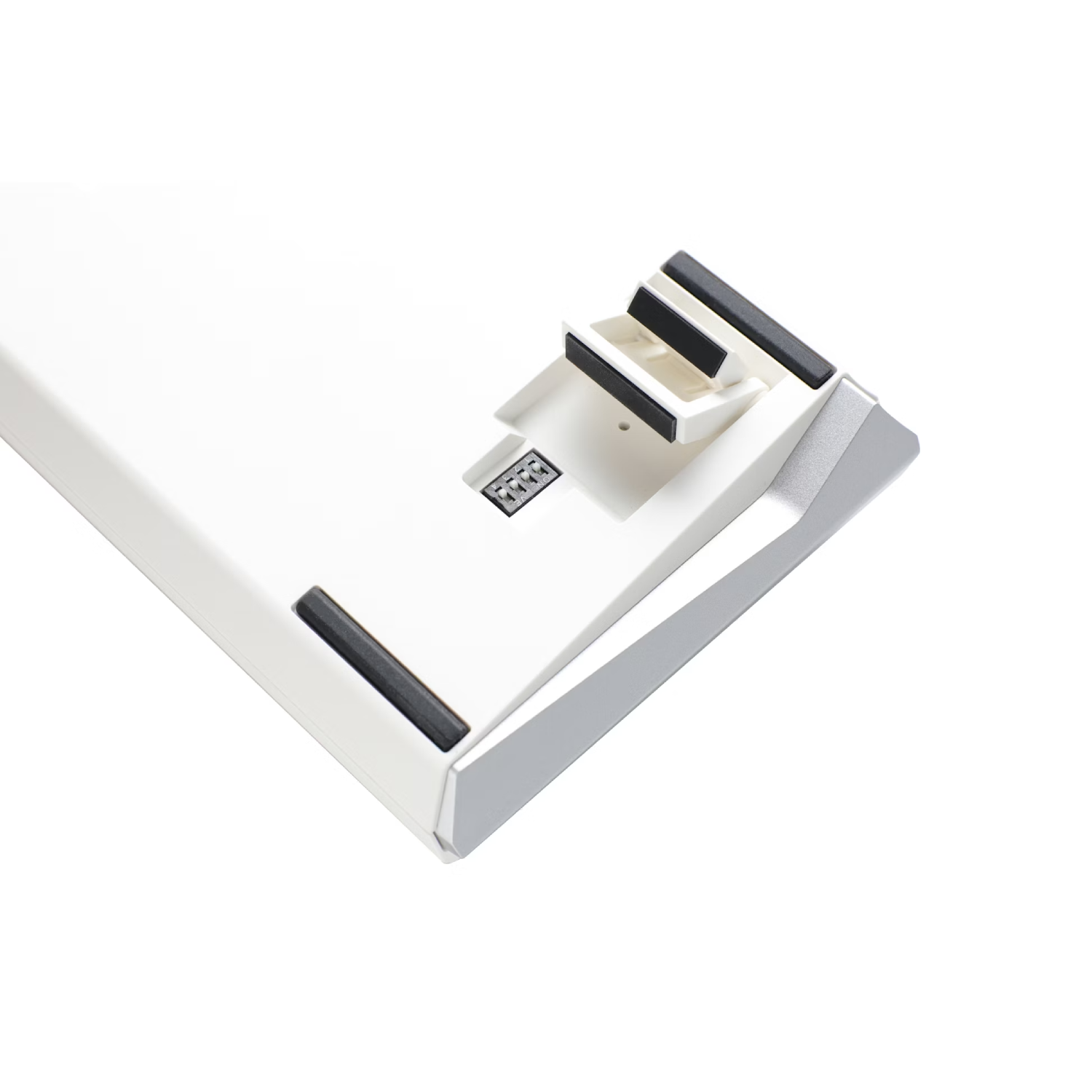 Base de teclado blanca con patas de goma y borde metálico sobre fondo blanco.