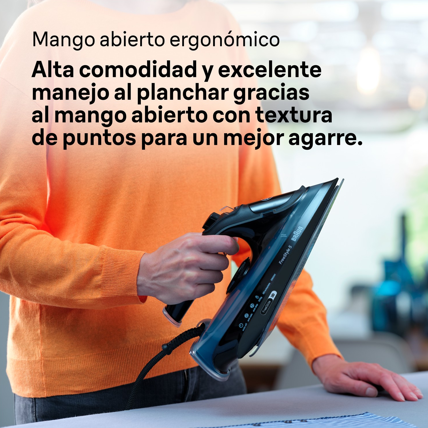 La mano de una persona sostiene una plancha negra y azul. Texto en español describe sus características.