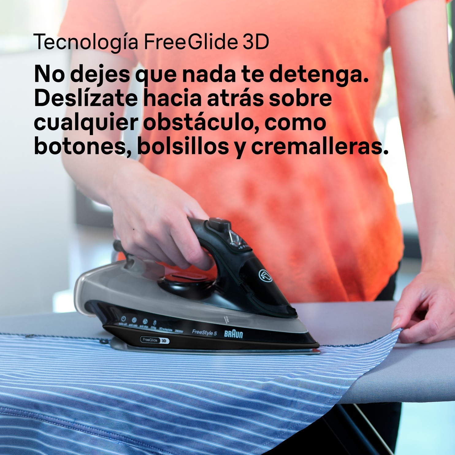 Una mujer planchando una camisa a rayas azules con una plancha gris. Texto en español arriba.