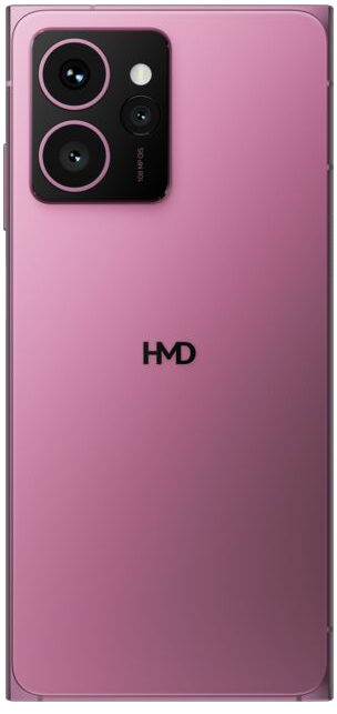 Rózsaszín telefon kameramodullal és HMD logóval. A telefon áll.