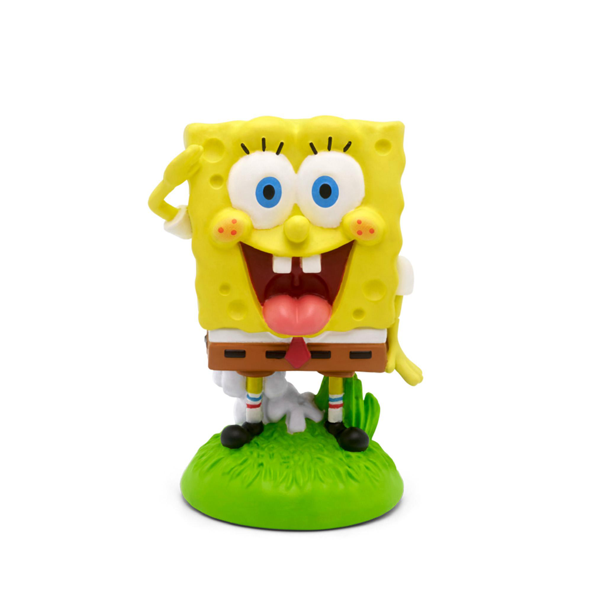 SpongeBob Schwammkopf Figur, gelb, salutierend. Grüner Grasgrund und weißer Hintergrund.