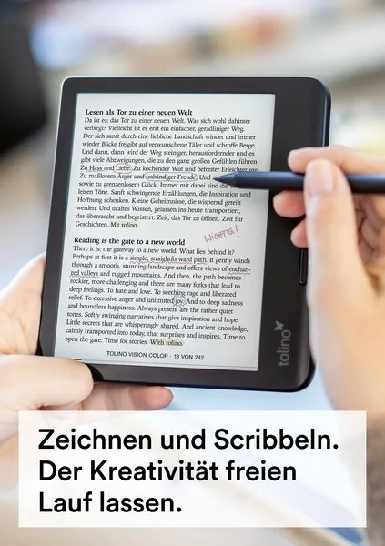 Die Hand einer Person, die einen E-Reader mit Text und einem Stift hält. Der Bildschirm zeigt Text.