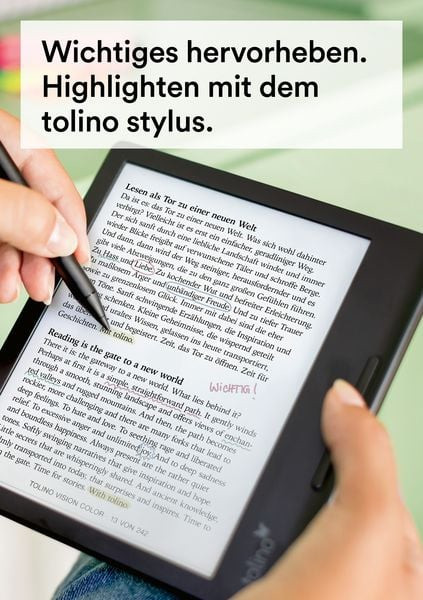 Person markiert Text auf einem Tolino E-Reader mit einem Stift.