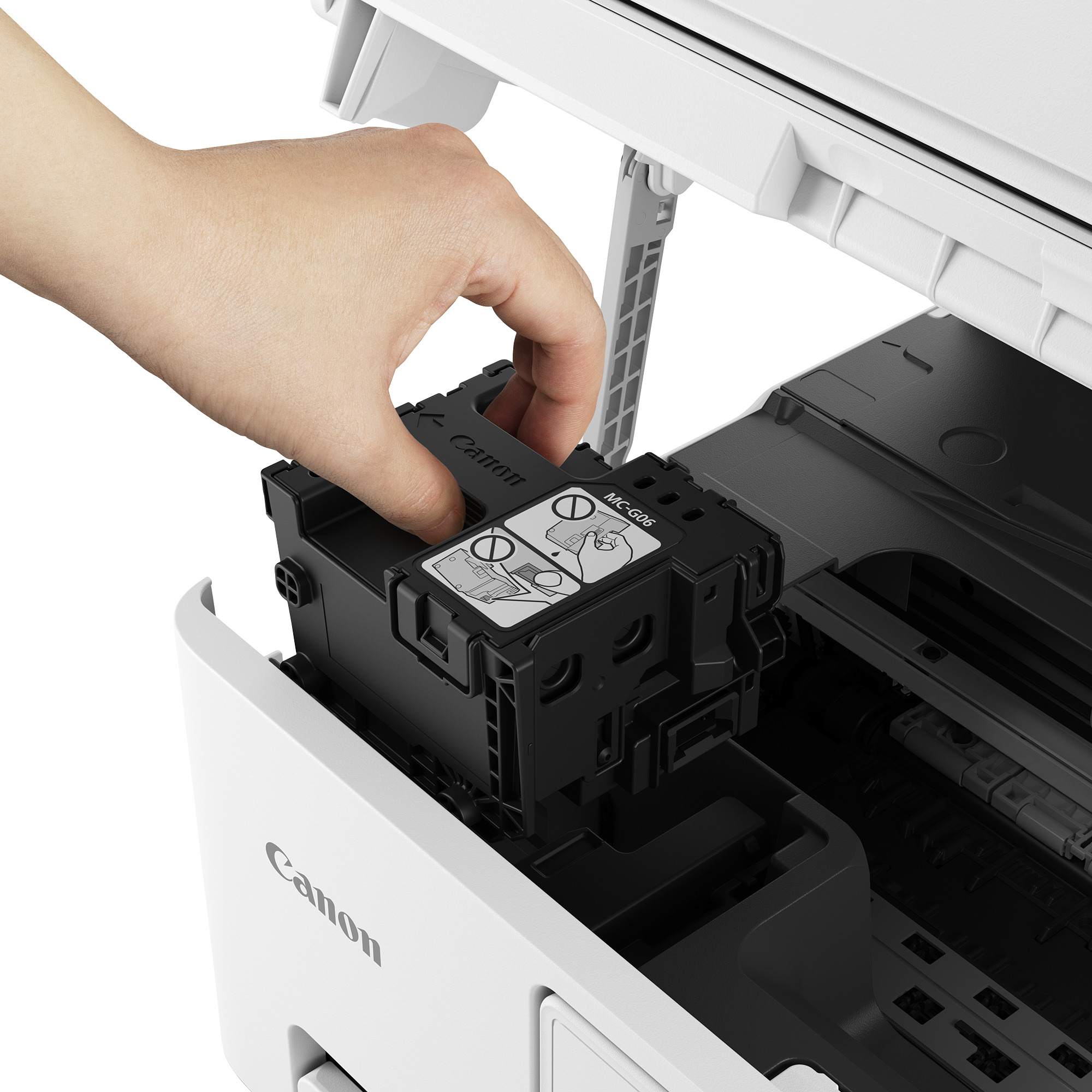 Eine Hand, die eine schwarze Canon Tintenpatrone in einen weißen Canon Drucker einsetzt.