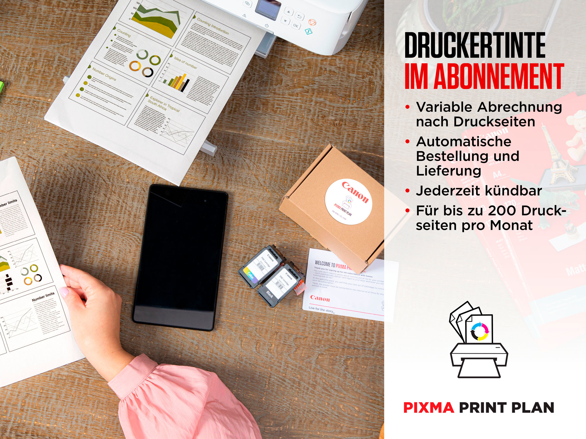 Ein Tisch mit einem Drucker, Papier und Tintenpatronen. Eine Person hält ein Blatt.