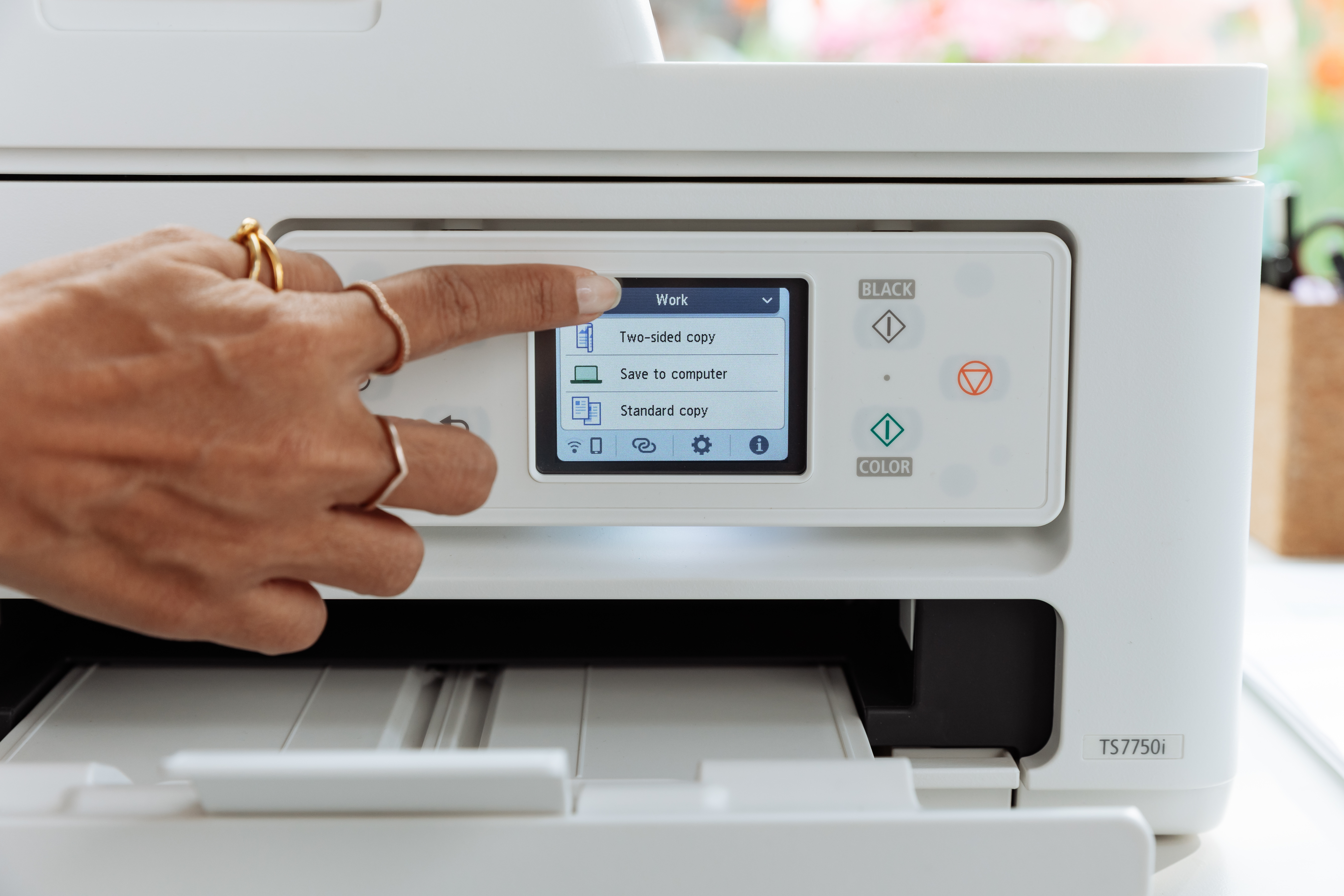 Hand berührt Druckerbildschirm, der Druckoptionen zeigt. Weißer Drucker.
