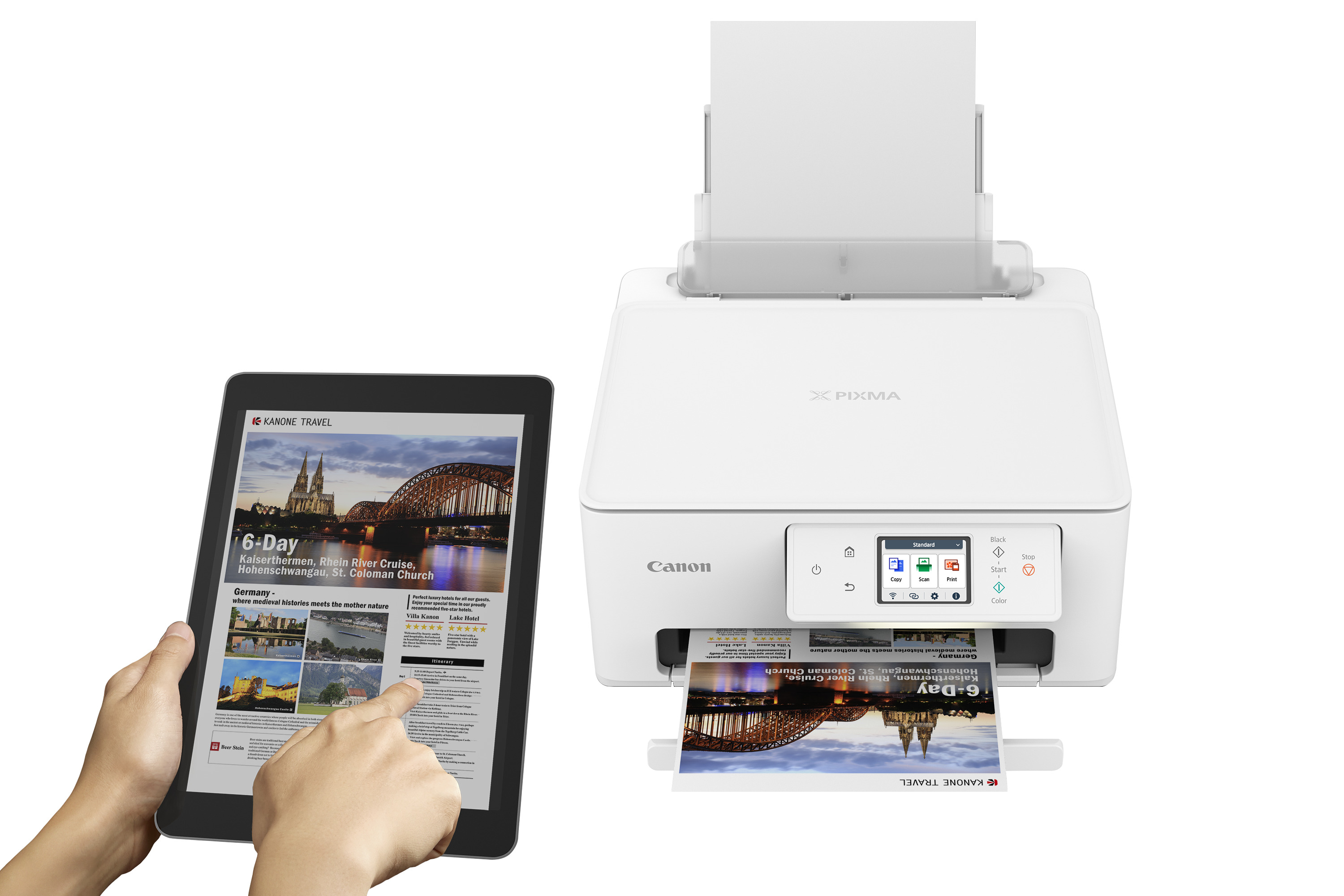 Hände halten ein Tablet und einen Drucker mit bedrucktem Papier.