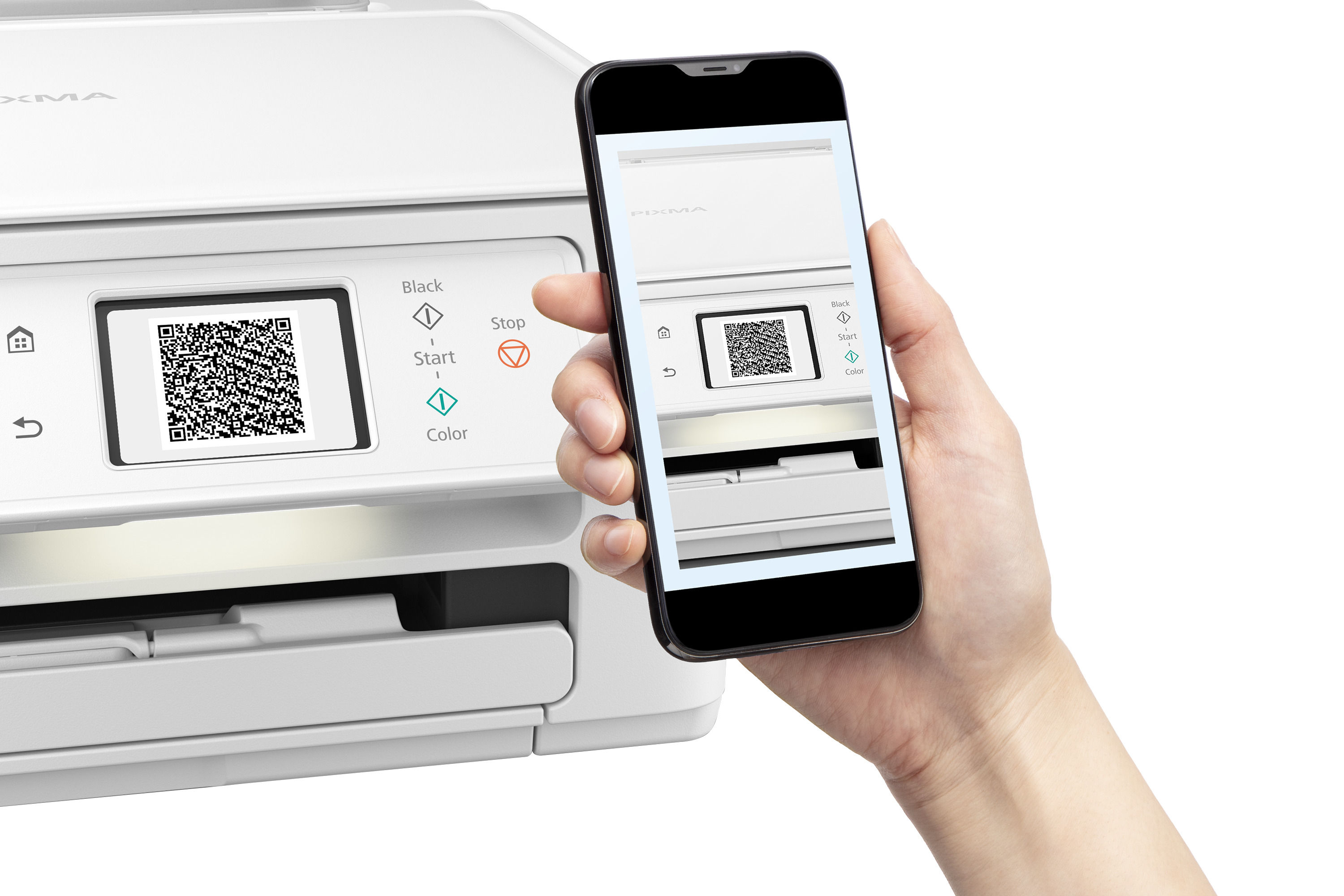 Hand hält Telefon mit QR-Code auf weißem Drucker.