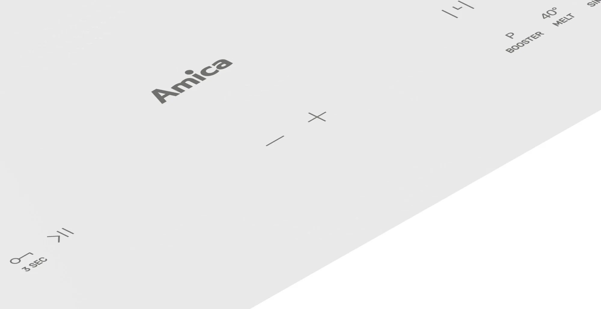 Zbliżenie białej płyty indukcyjnej z logo Amica.