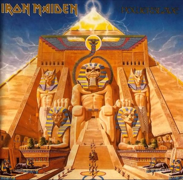 Iron Maiden Albumcover. Eine Pharao-Kopfskulptur. Pyramiden im Hintergrund, mit Figuren an der Basis.