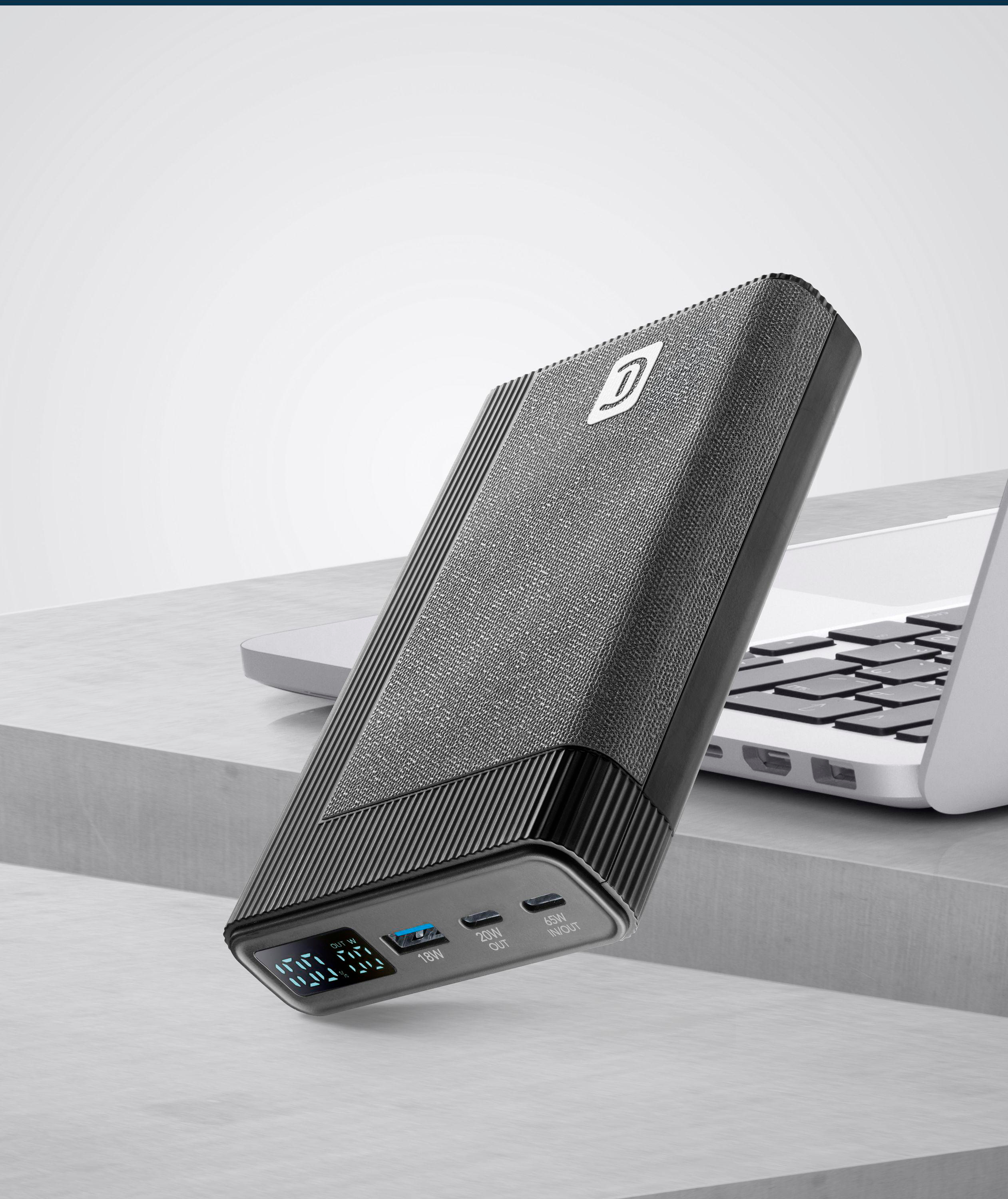 Eine schwarz-graue Powerbank mit digitaler Anzeige des Akkustands.