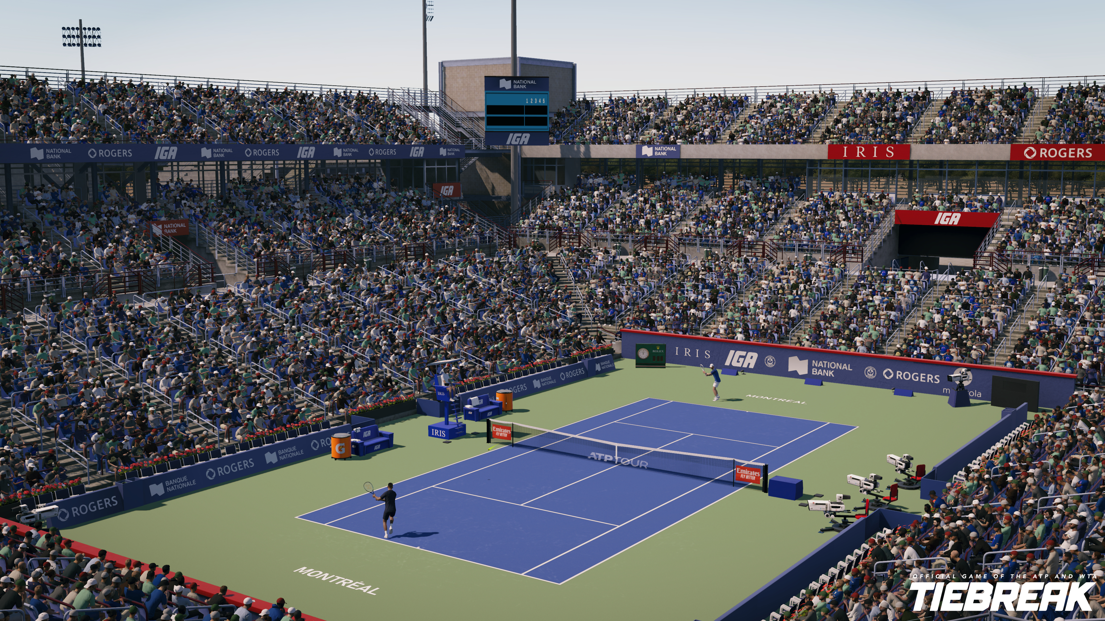 Tennisspiel in einem Stadion mit Zuschauern. Zwei Spieler stehen auf dem Platz.