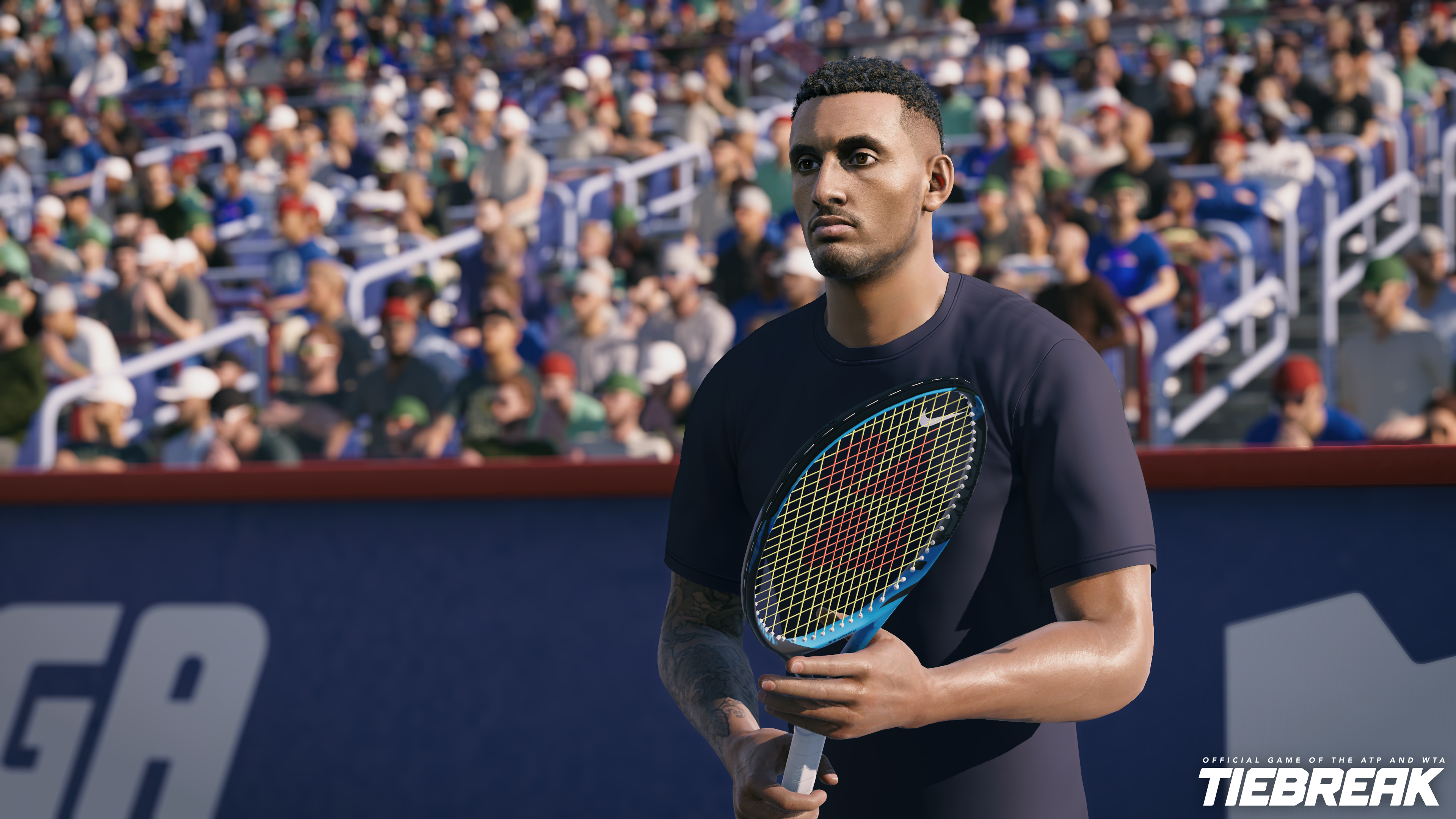 Tennisspieler mit Schläger auf dem Platz, Publikum im Hintergrund.