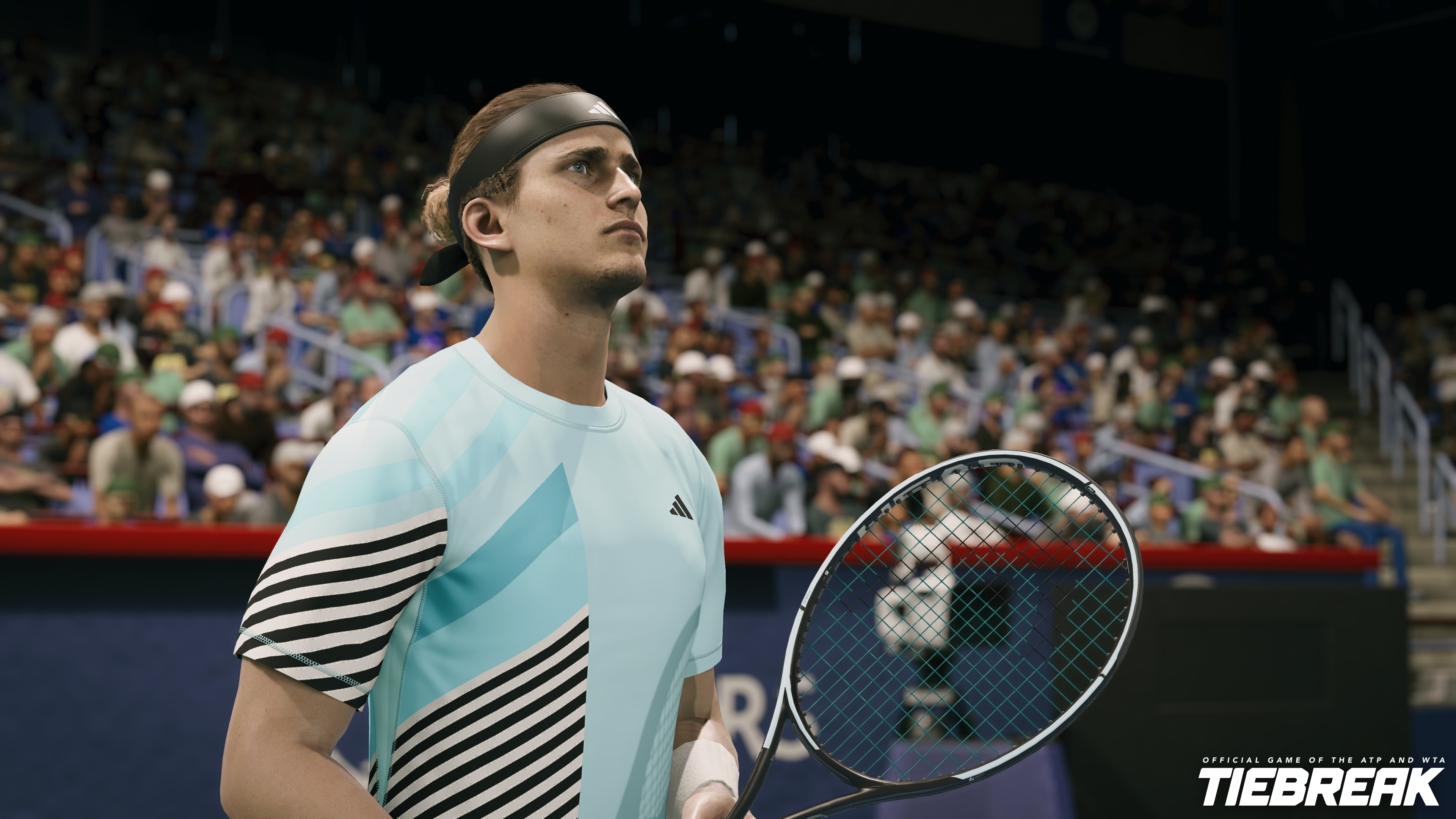 Tennisspieler mit Schläger in einem Stadion voller Zuschauer.