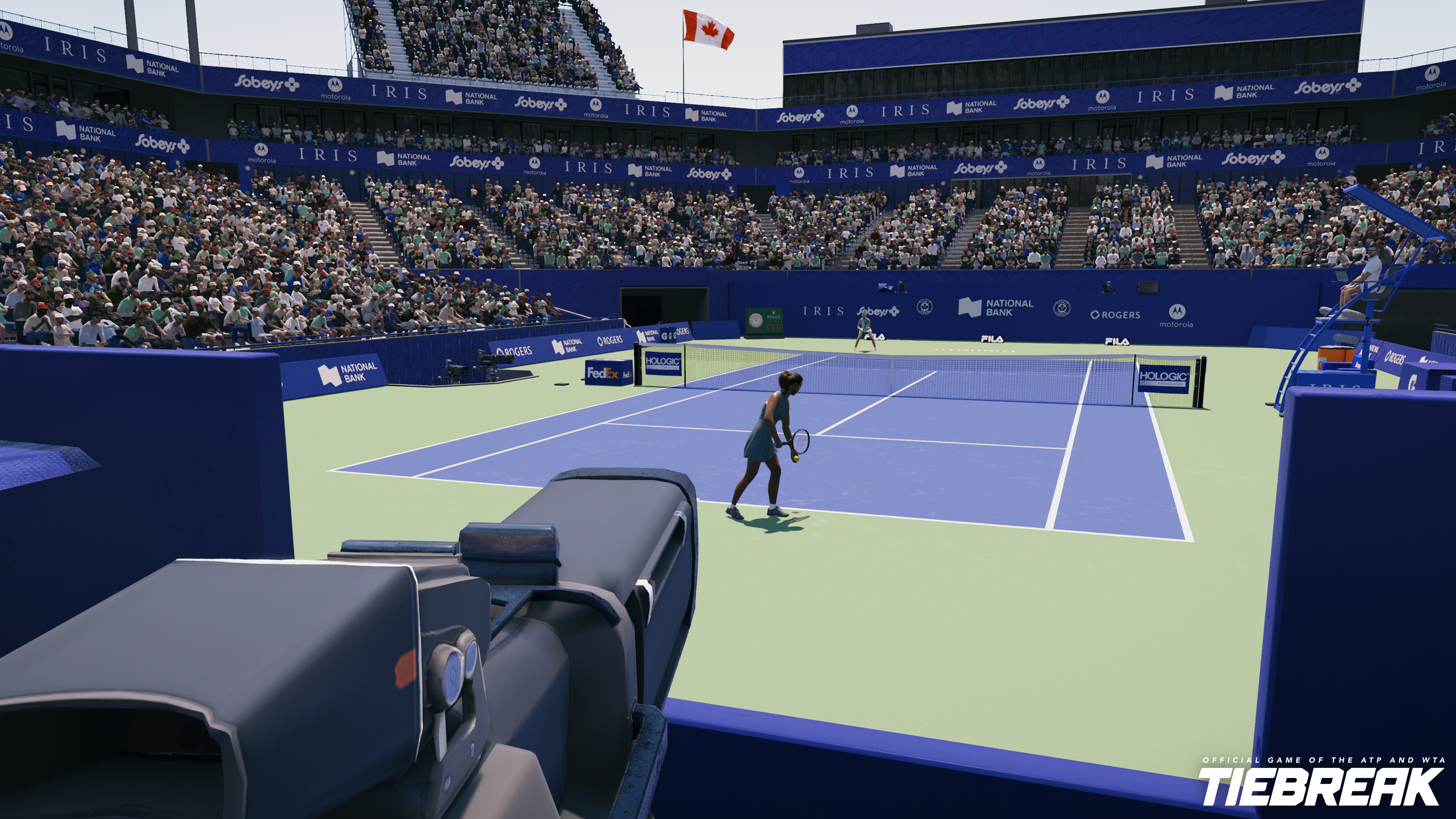 Ein Tennisspiel mit Spielern auf einem blauen Platz, beobachtet von einer großen Menge.