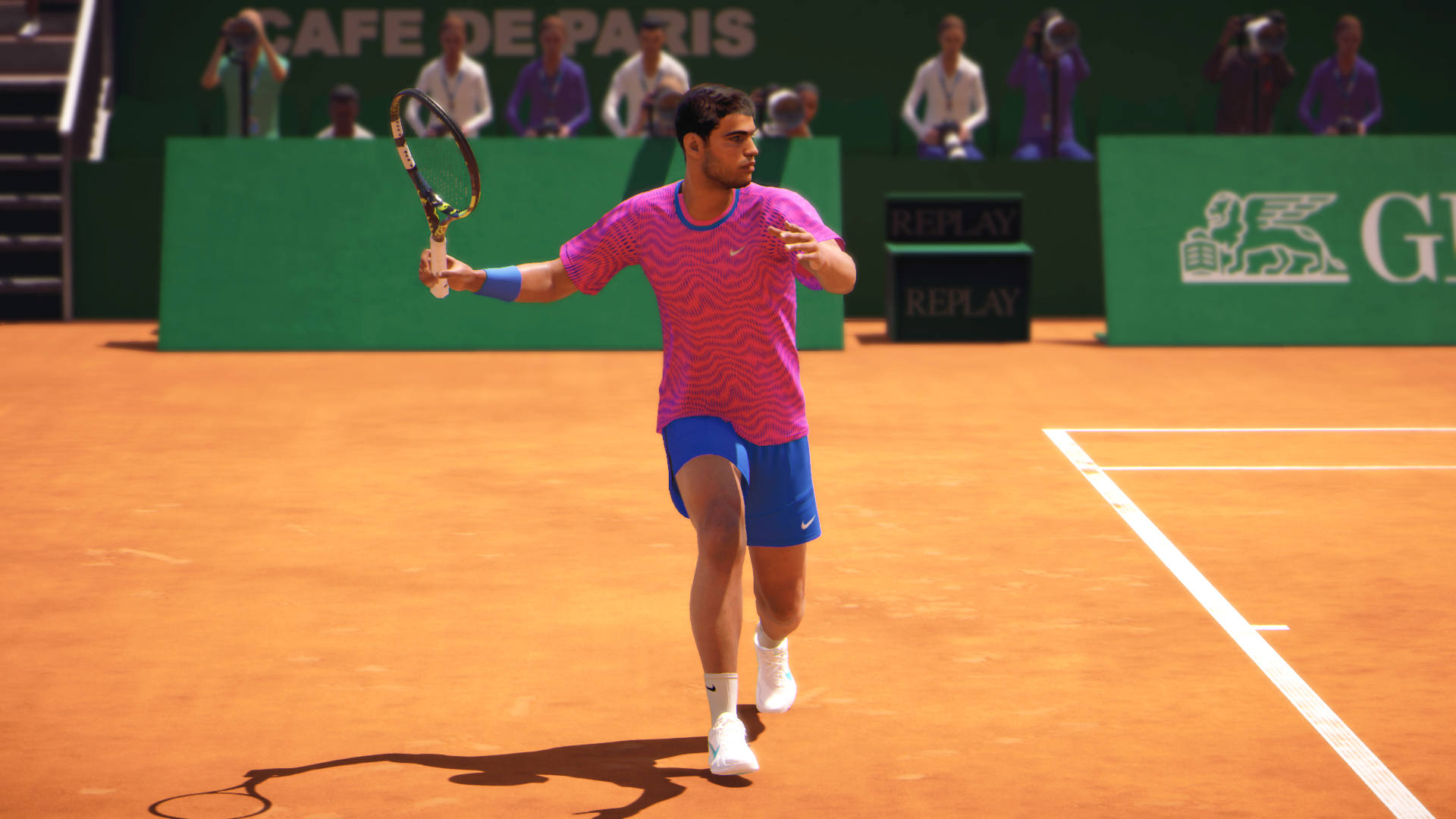 Tennisspieler in Aktion, der einen Schlag auf einem Sandplatz ausführt.