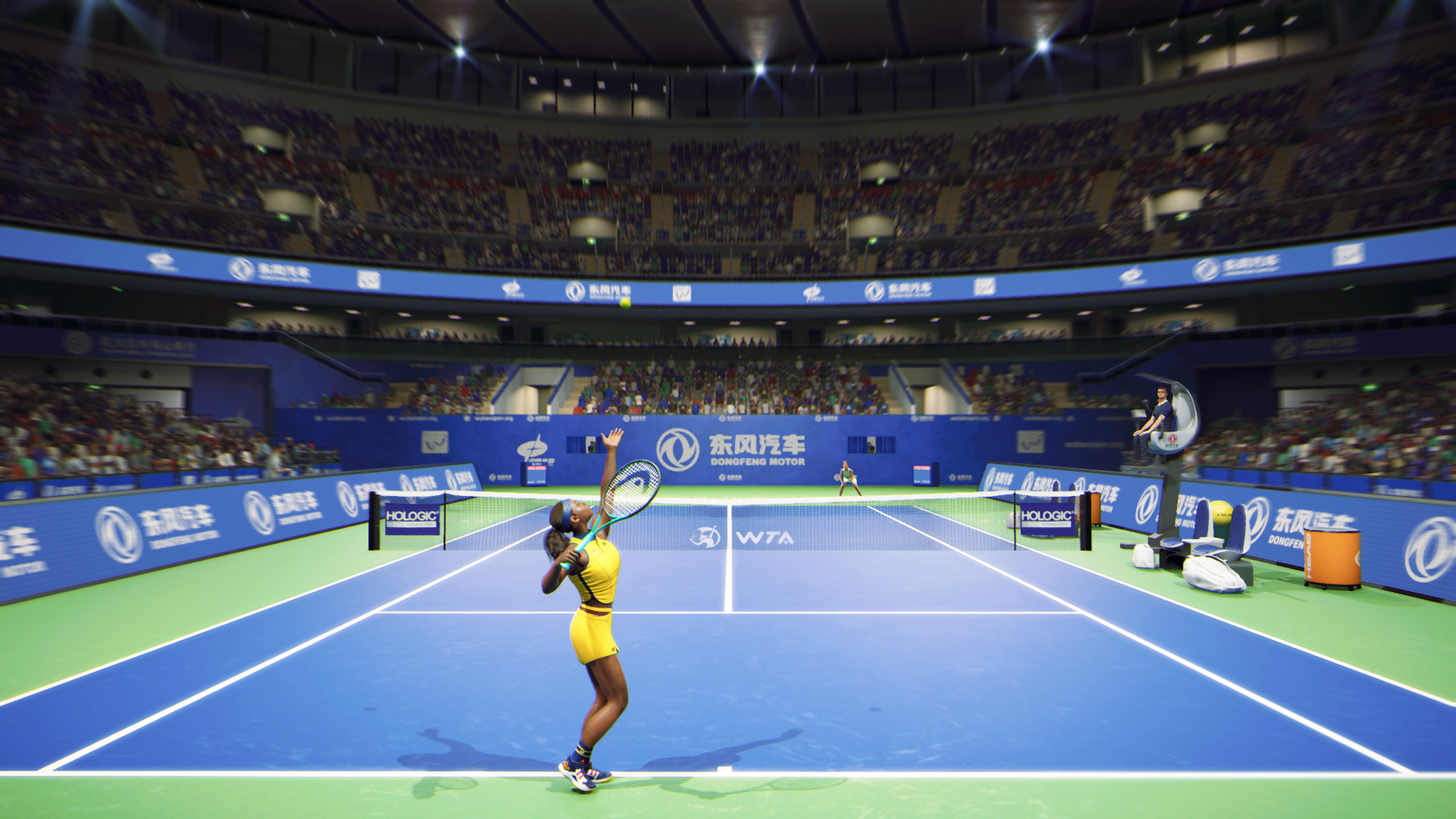 Tennisspieler, der den Ball in einem Stadion mit einer Menschenmenge aufschlägt.