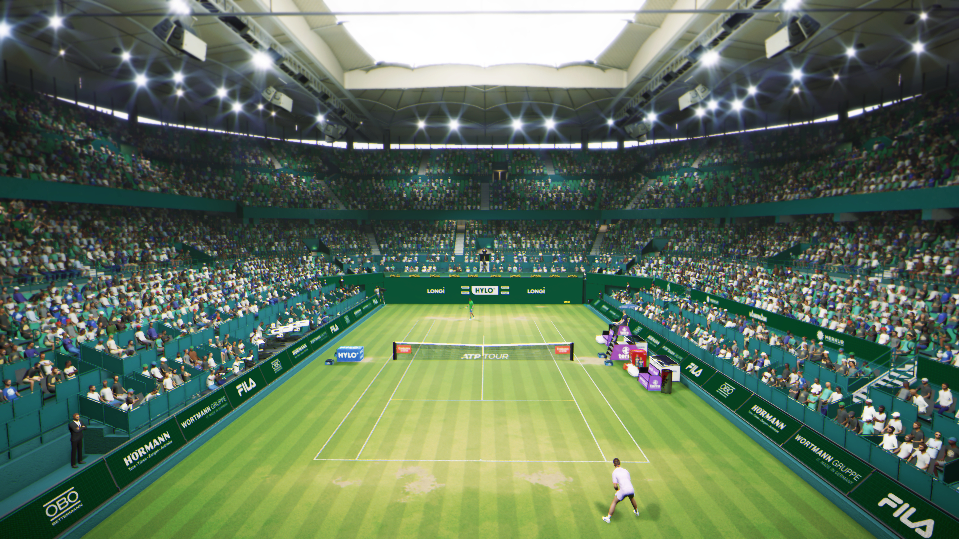 Tennisspielansicht von oben mit zwei Spielern und Zuschauern.