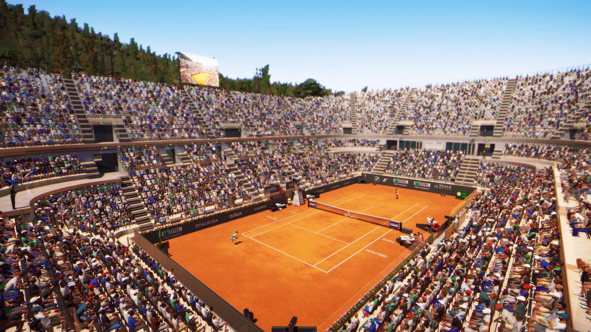 Luftaufnahme eines Tennisstadions mit Zuschauern. Sandplatz. Blauer Himmel.