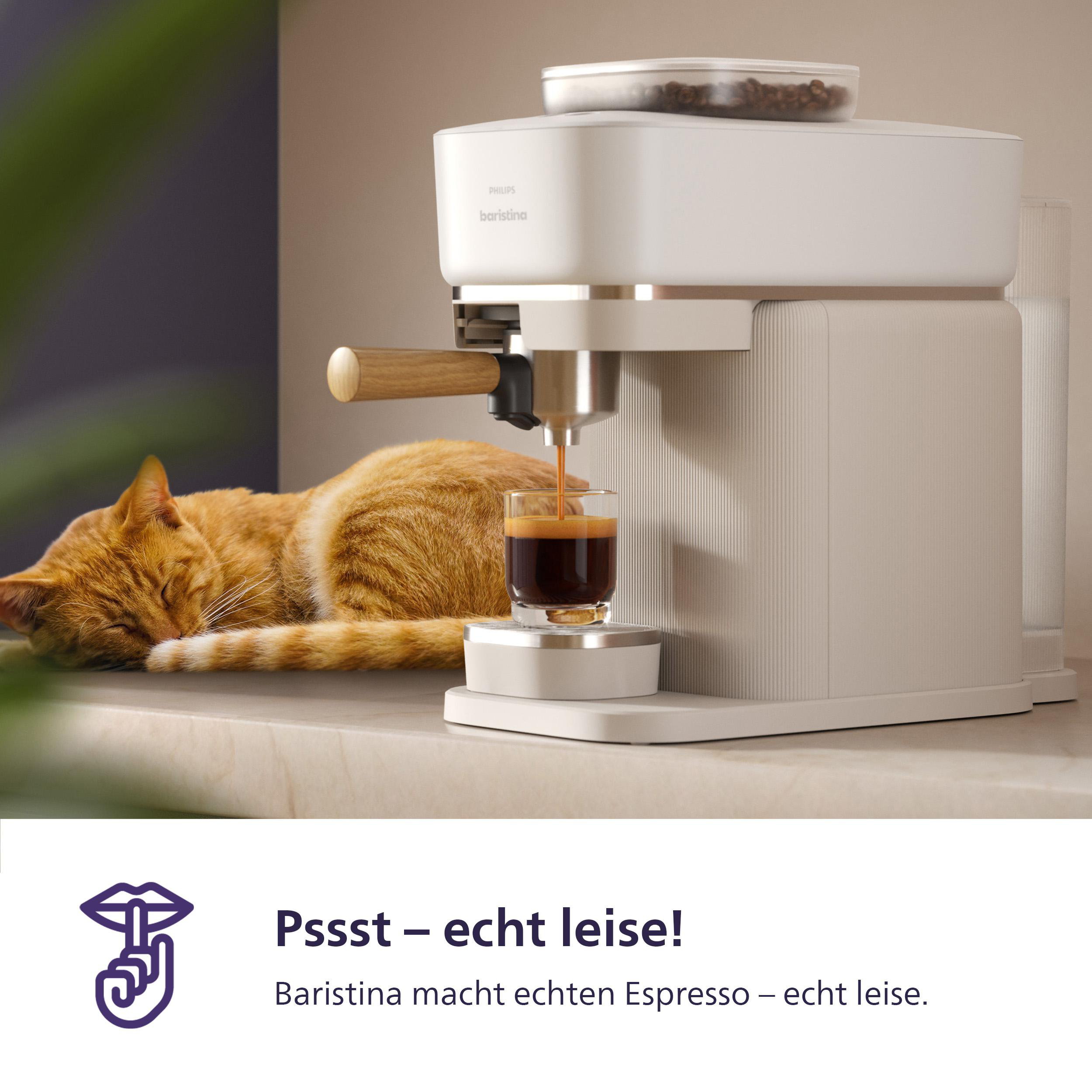 Eine Katze schläft neben einer Espressomaschine. Kaffee fließt in ein Glas.
