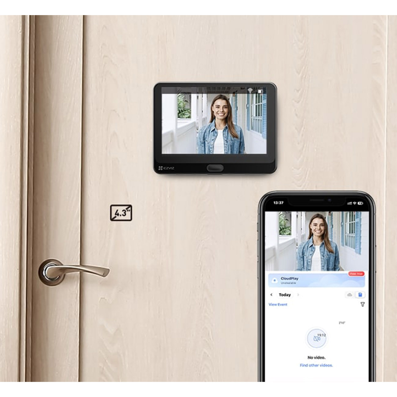 Configurazione videocamera campanello: telefono, schermo mostra una donna, porta e maniglia nell'inquadratura.