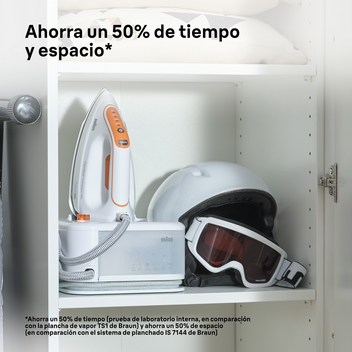 Plancha y casco de esquí en un estante blanco. El texto dice: Ahorra un 50% de tiempo y espacio.