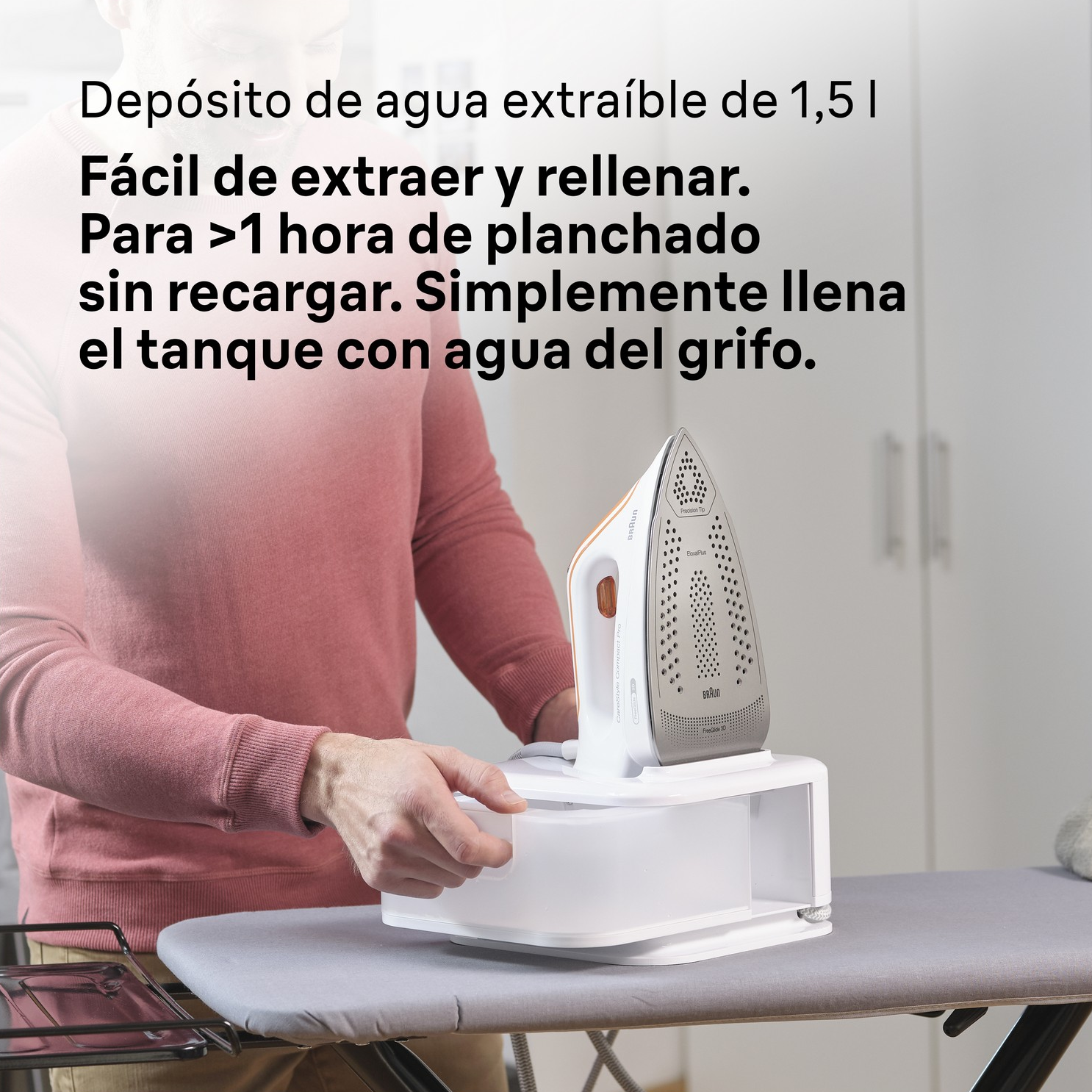 Persona llenando un tanque de agua blanco de plancha en tabla de planchar. Texto español.