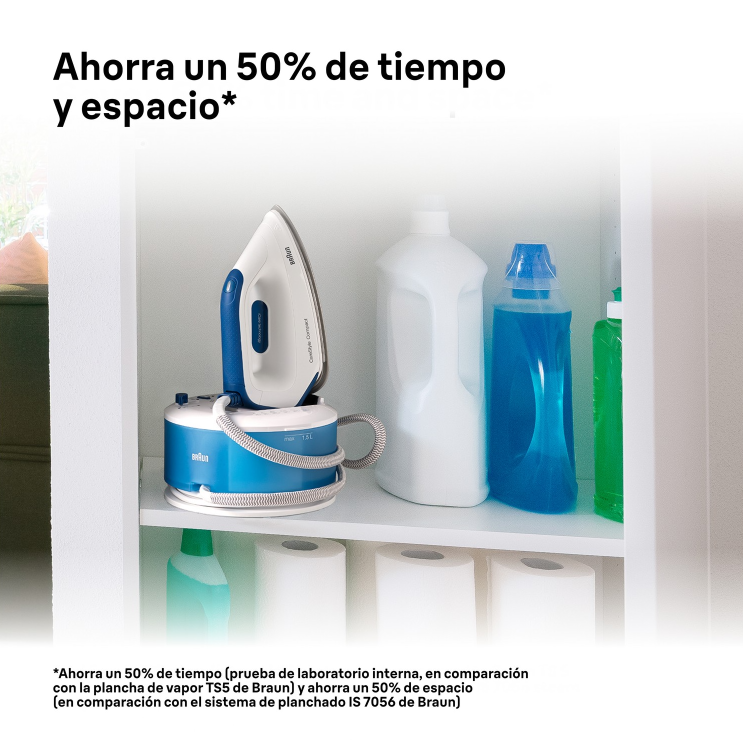 Plancha blanca y azul en estante con productos de limpieza y rollos de papel higiénico.