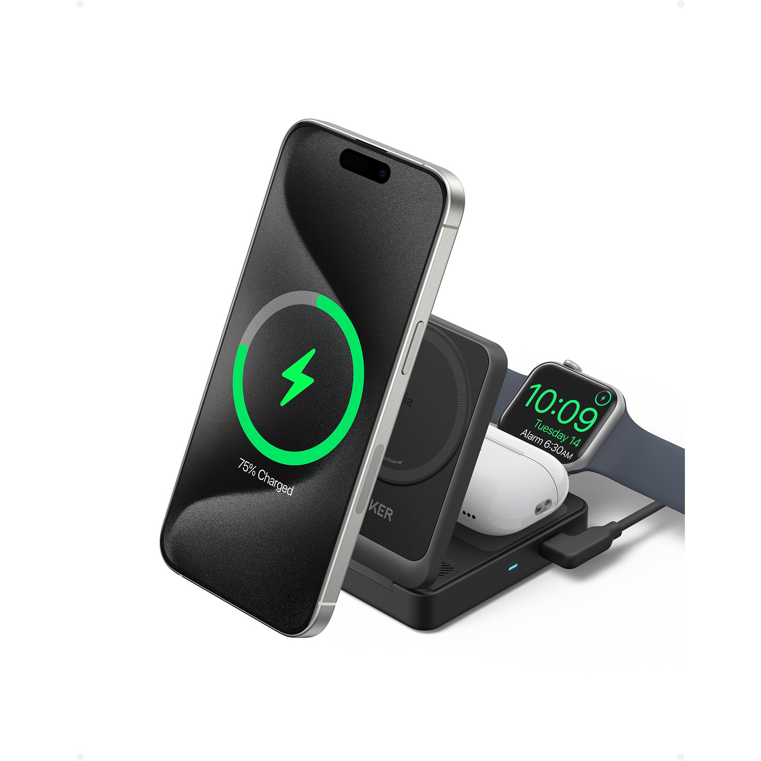 Een telefoon wordt draadloos opgeladen, met horloge en oordopjes.