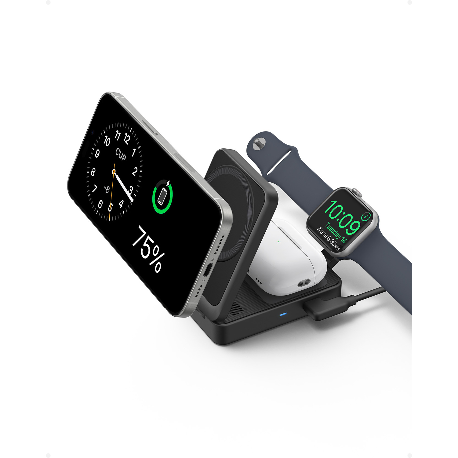 Draadloos oplaadstation met telefoon op 75%, AirPods en Apple Watch. Witte achtergrond.