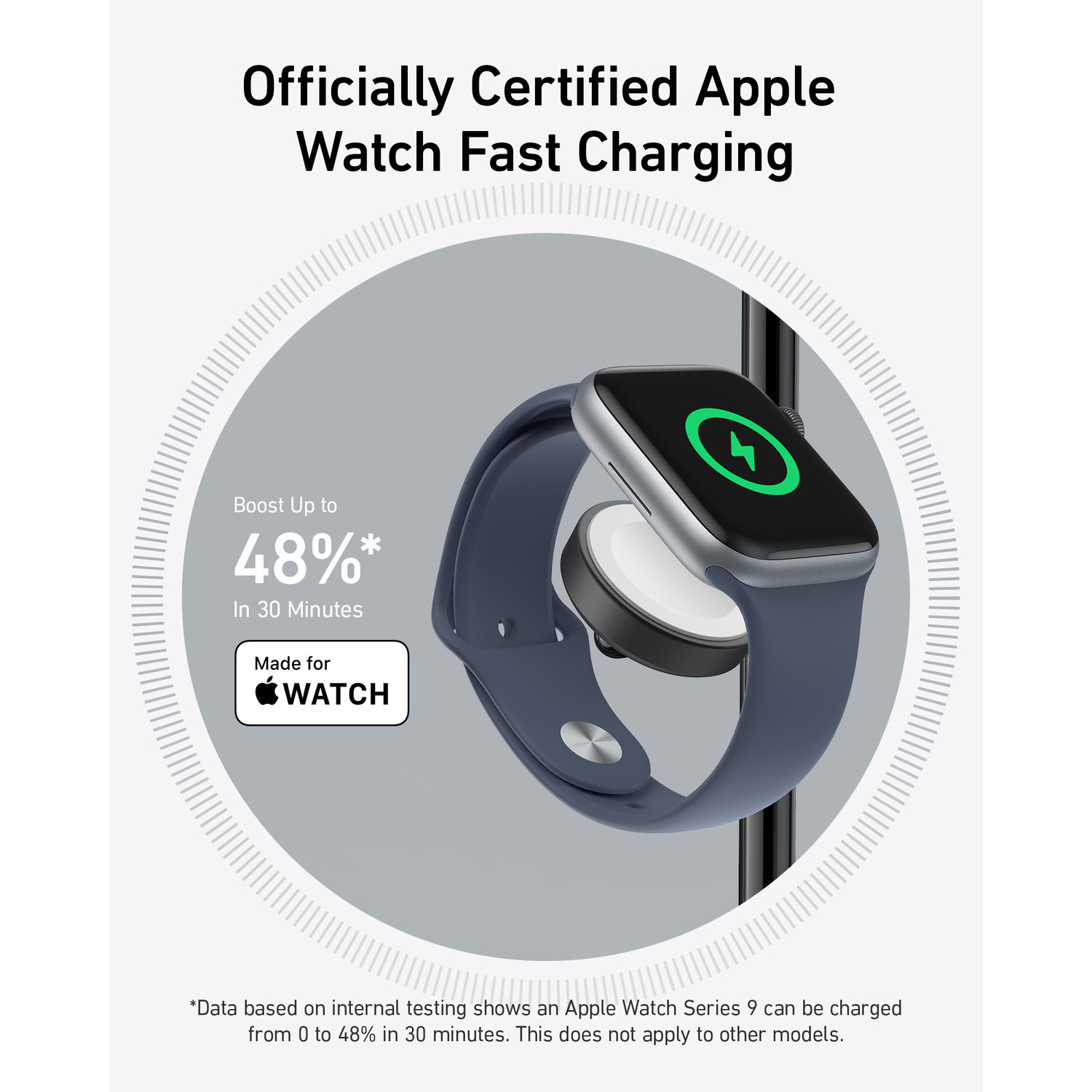 Een Apple Watch op een oplaadstandaard. Horloge is donkerblauw met groen oplaadpictogram op het scherm.