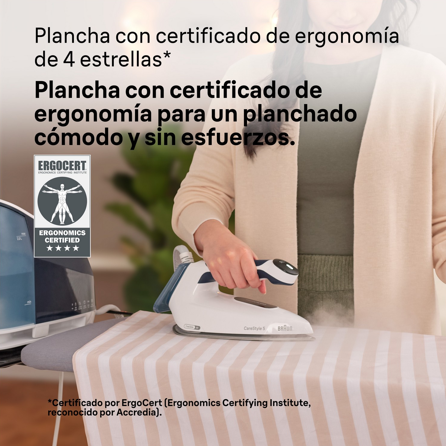 Mujer planchando con una plancha Braun. Certificado ergonómico. Sale vapor. Tabla beige.
