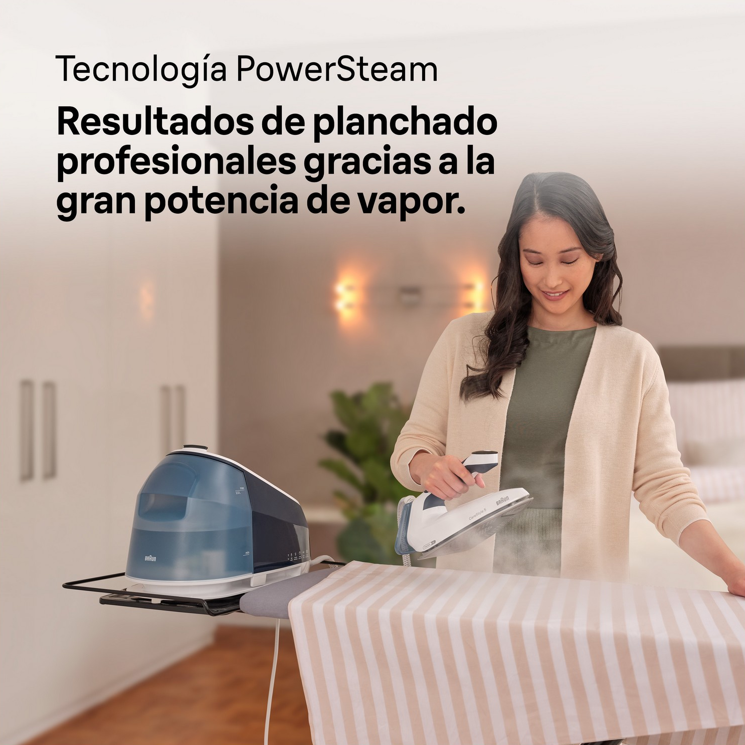 Mujer planchando con una plancha blanca y azul. El vapor es visible. El fondo es blanco.