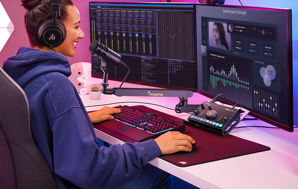 Femme avec un casque utilisant un ordinateur avec deux moniteurs, un micro et une table de mixage.