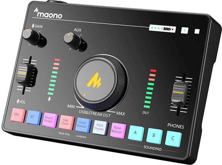 Table de mixage audio noire avec boutons, boutons et un cadran central. Étiquettes : 'Maono'.