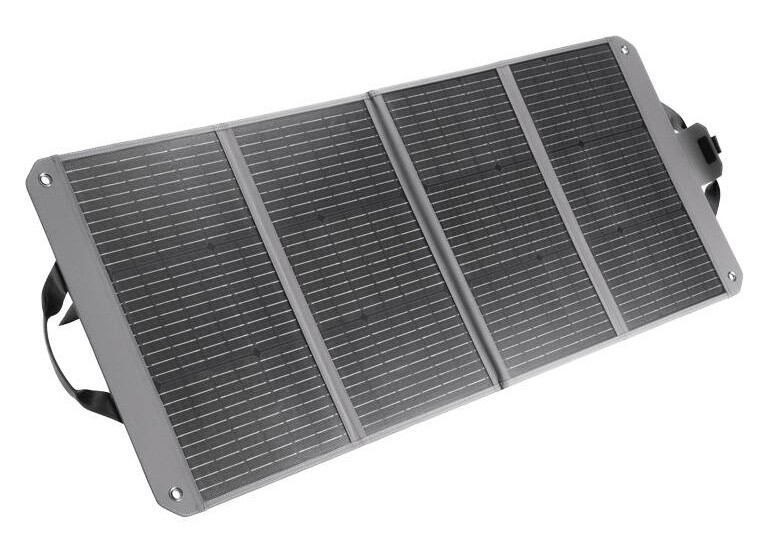 Składany panel słoneczny na białym tle. Posiada cztery panele i uchwyt.