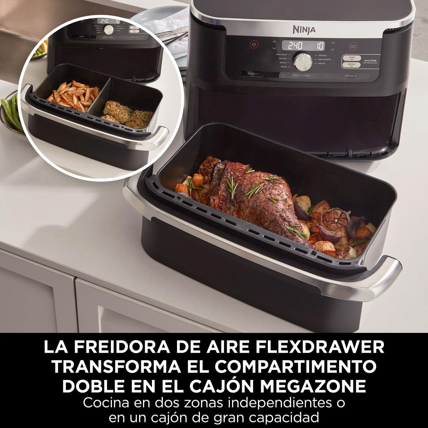 Freidora de aire Ninja FlexDrawer con comida dentro. Comida asada en el cajón. Otra freidora es visible.