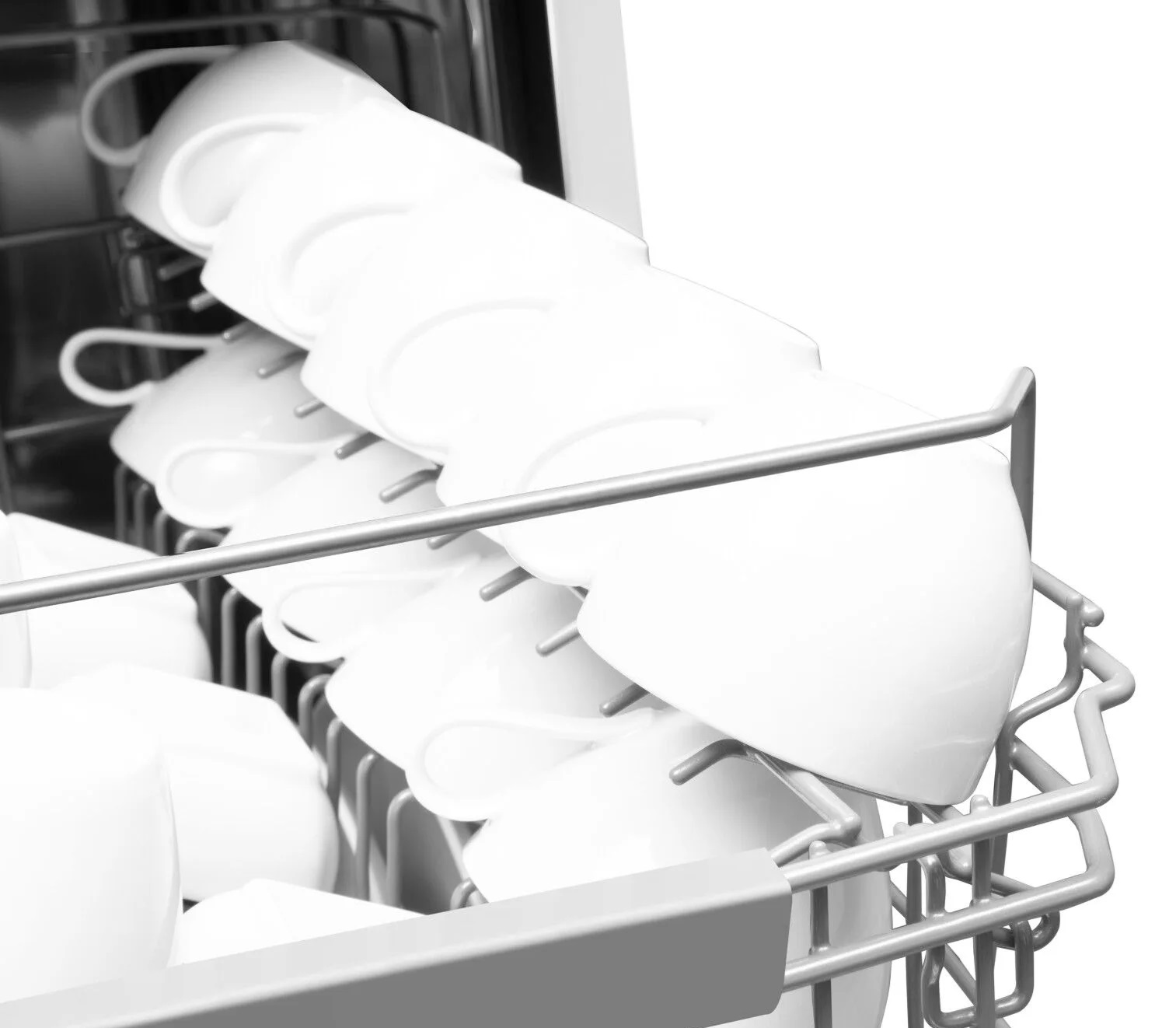 Wnętrze zmywarki z rzędem białych filiżanek do kawy.