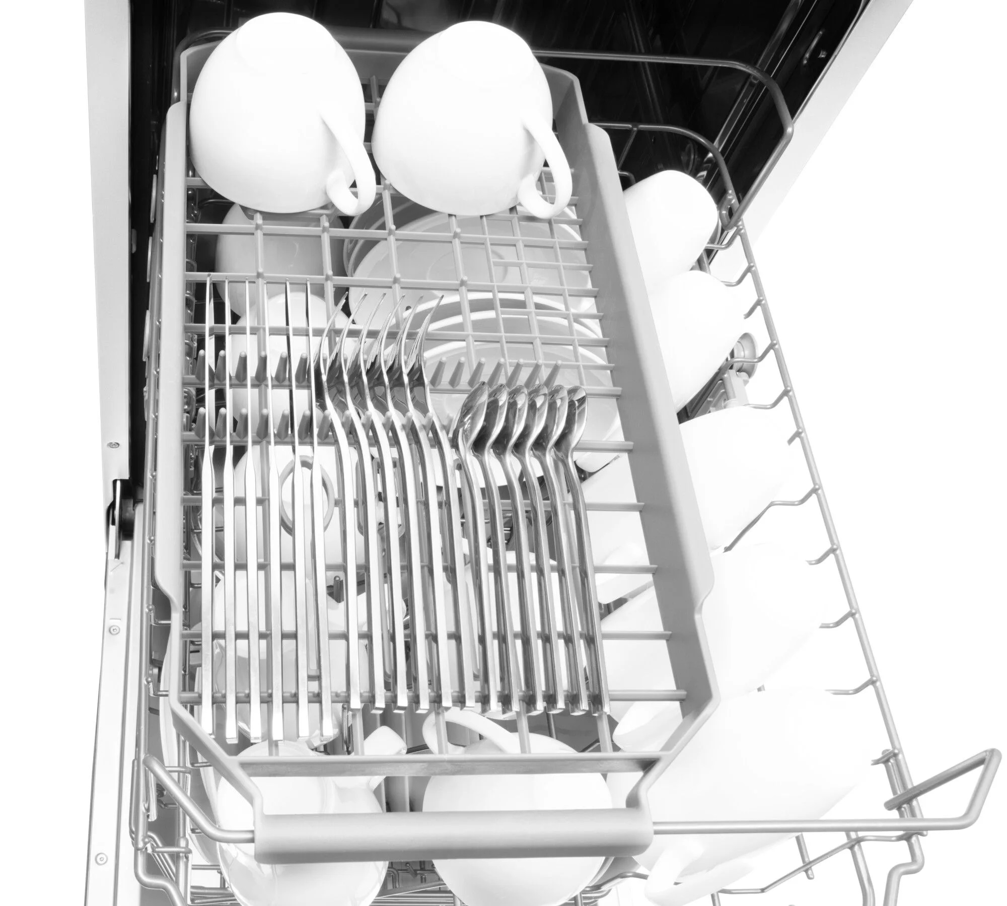 Wnętrze zmywarki z koszami pełnymi naczyń, kubków i sztućców, wszystko w skali szarości.