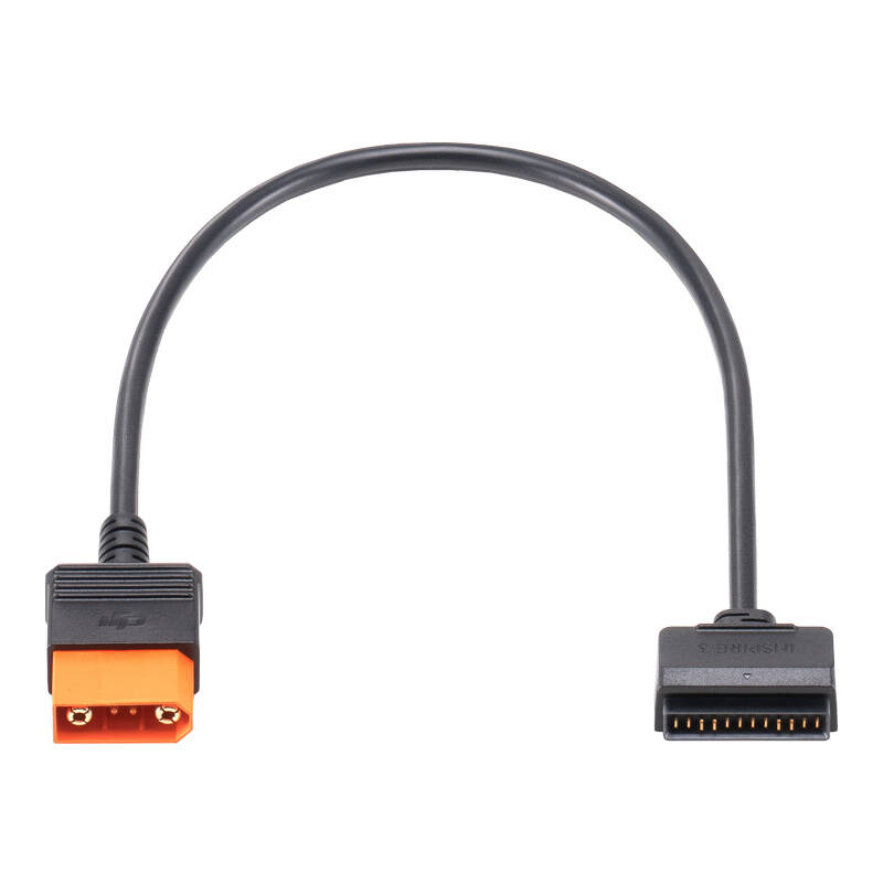 Czarno-pomarańczowy kabel z prostokątnymi złączami na każdym końcu, białe tło.