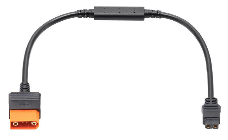 Czarny kabel z wtyczkami na każdym końcu. Jedna wtyczka jest pomarańczowa, druga czarna. Białe tło.