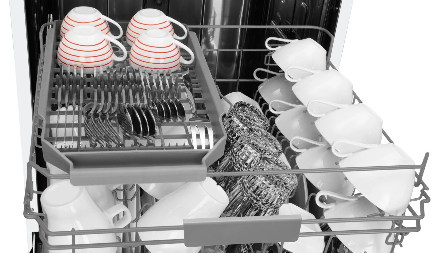 Wnętrze zmywarki z filiżankami i sztućcami w koszach. Czarno-białe zdjęcie.