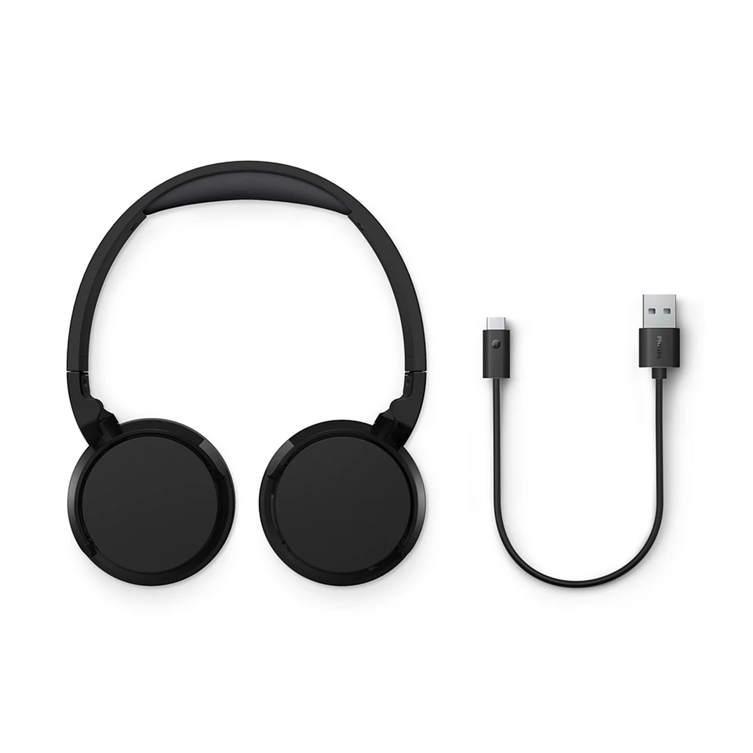 Casque noir et câble USB-C. Casque ouvert, écouteurs ronds. Fond blanc.