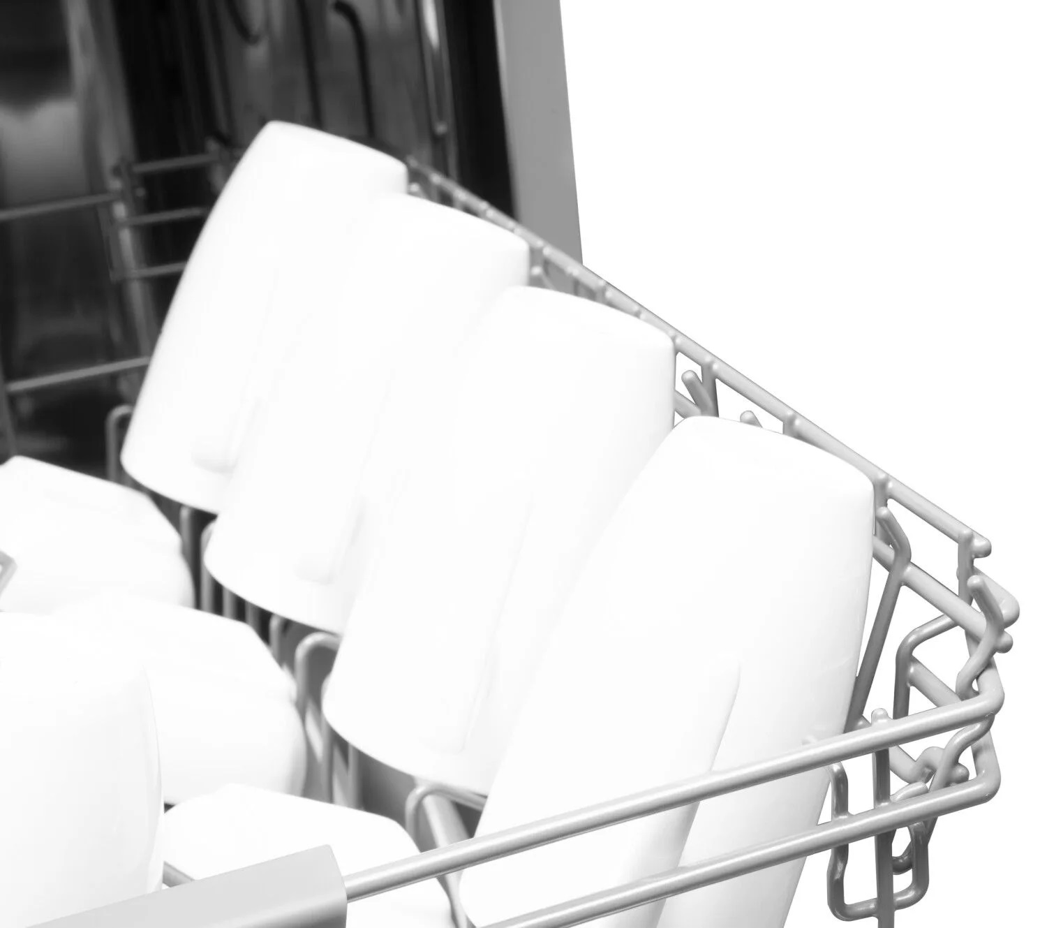 Zbliżenie na regał zmywarki z białymi filiżankami.