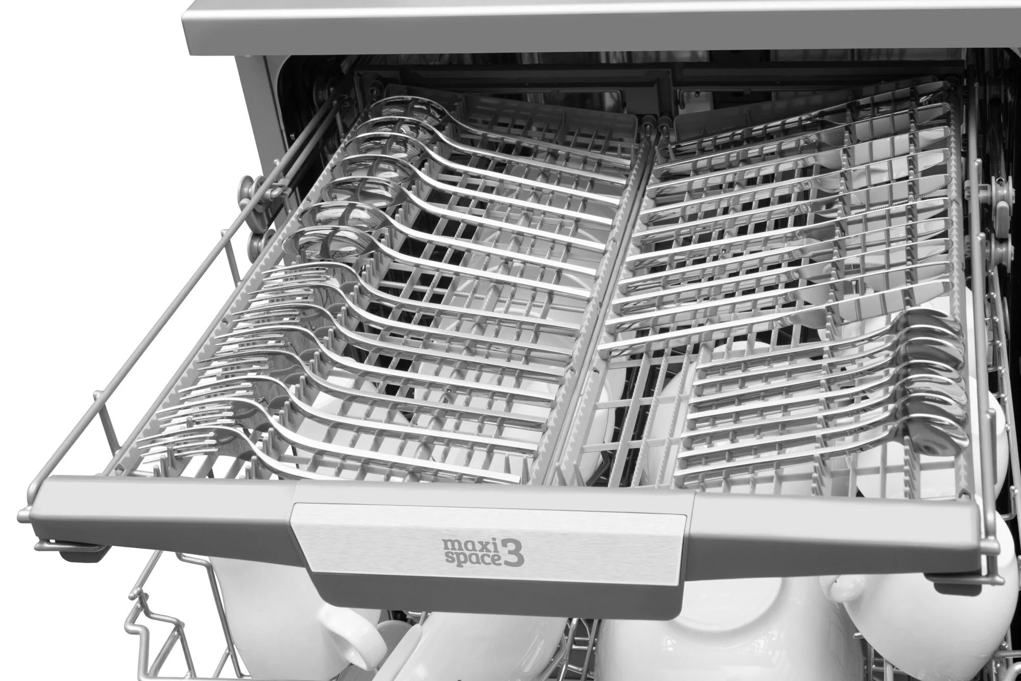 Otwarta zmywarka z dwoma stojakami na sztućce i naczynia, w obrazie w skali szarości.