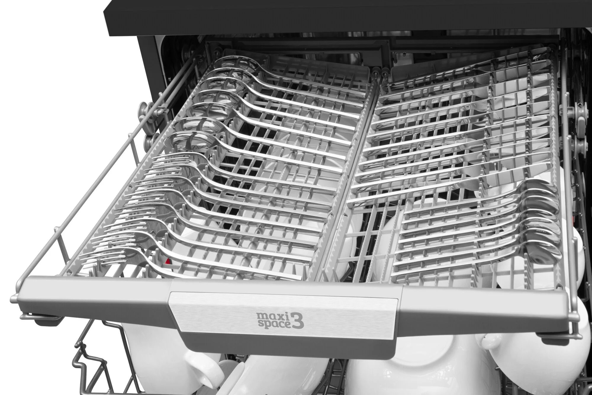 Wnętrze zmywarki z wysuniętymi półkami, na których znajdują się naczynia i sztućce.