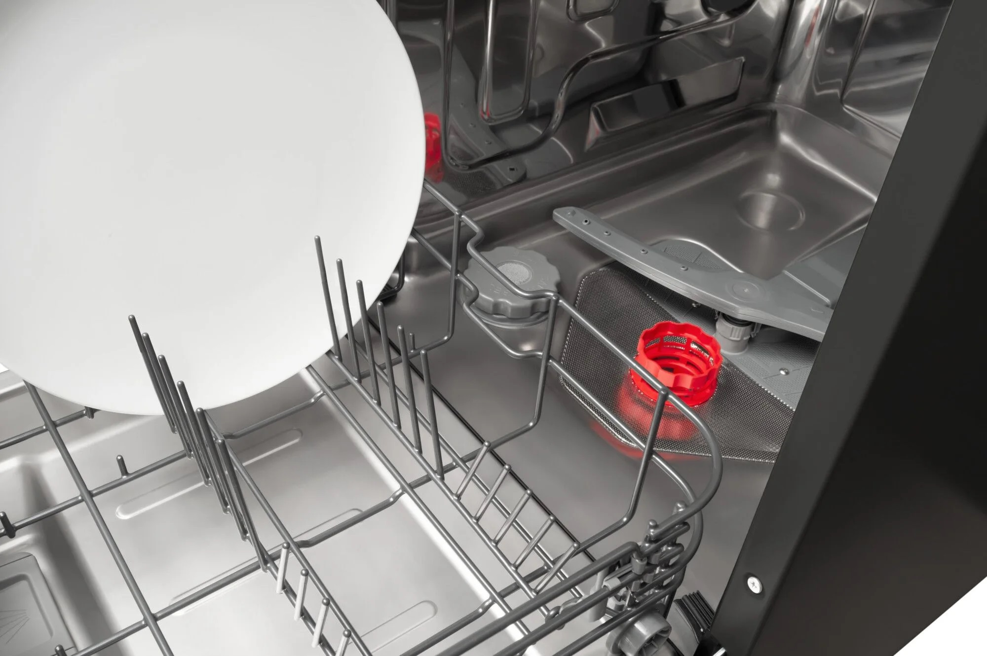 Zmywarka z białym talerzem na półce.