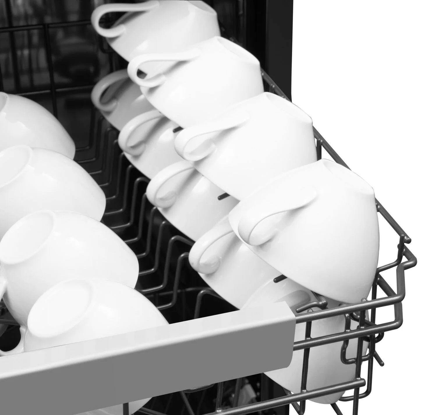 Regał zmywarki z białymi filiżankami.