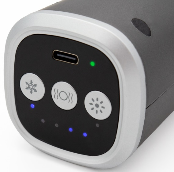 Zbliżenie czarnego i srebrnego urządzenia z trzema przyciskami i zielonym światłem.