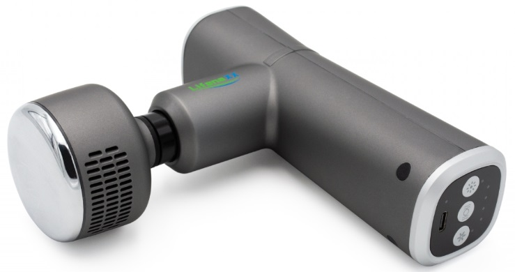 Szary pistolet do masażu z chromowaną głowicą i panelem sterowania, pod kątem na białej powierzchni, widok z góry.